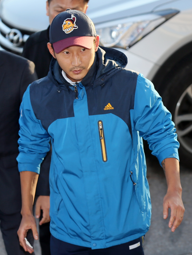 이천수(축구선수/인천유나이티드FC공격수)
Soccer player Lee Chun-soo found himself in a tight spot after police on Wednesday charged him with battery and destruction of property, and his previous claim that he didn’t use violence turned out to be a false.