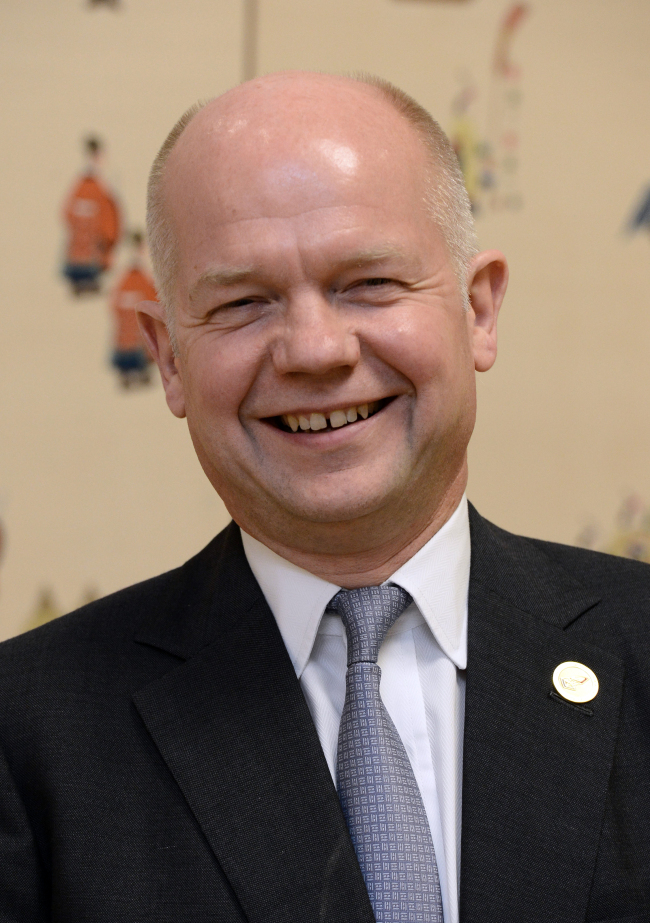 윌리엄헤이그(WilliamHague/정치인/영국외무부장관)
Foreign Minister Yun Byung-se on Thursday discussed ways to boost bilateral relations and cooperation in economic, regional and global issues with his counterparts from the U.K., Australia, Sweden, Indonesia and Sri Lanka.