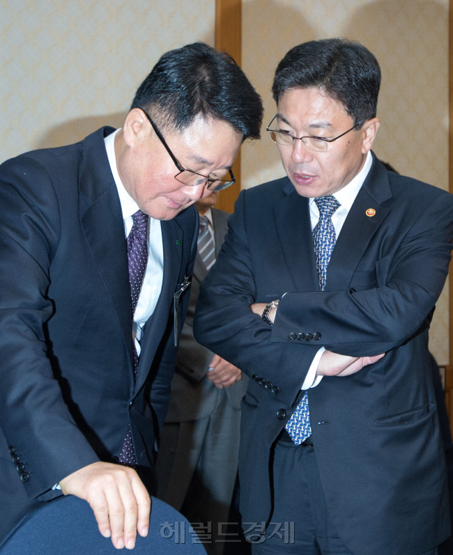 18일 서울 여의도 국회에서 열린 신고리 원자력발전소 3,4호기 부품 성능시험 실패 대책 관련 당정협의에 참석한 윤상직 산업통상자원부 장관(오른쪽)이 심각한 표정으로 조석 한국수력원자력 사장과 회의 시작전 의견을 조율 하고 있다./안훈기자 rosedale@ 2013.10.18
“원전케이블 1년내 교체완료”