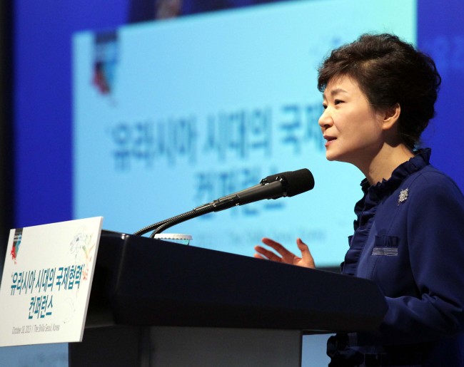 박근혜 대통령이 18일 오전 서울 신라호텔에서 열린 '유라시아 시대의 국제협력' 컨퍼런스  개회식에 참석해 인사말을 하고 있다. 정희조 기자/checho@heralcorp.com
