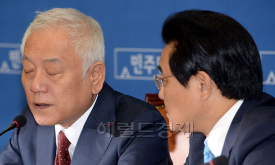 김한길(좌부터/국회의원/민주당당대표),전병헌(국회의원/정당인/민주당원내대표)
18일 오전 서울 여의도 국회 민주당 대표실에서 열린 최고위원회의에서 김한길(왼쪽) 대표가 전병헌 원내대표와 이야기를 나누고 있다.