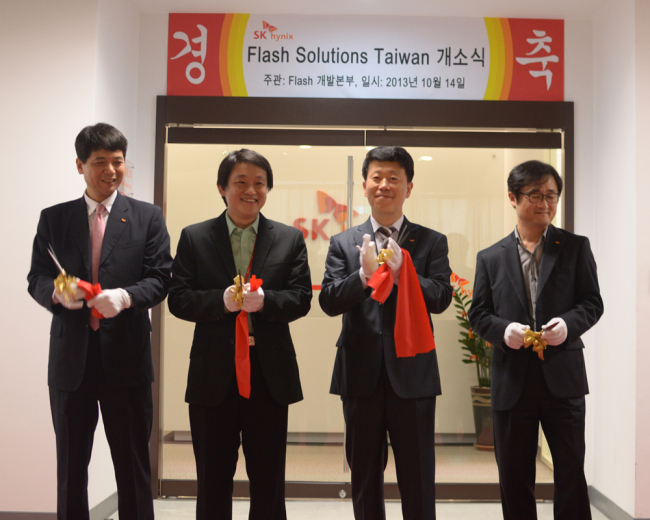 Kwon Young-kil, head of SK Hynix’s Taiwan operations (left), poses with other company executives including J.F. Wei, head of the newly created R&D center, and Bae Gi-hyun, who heads SK Hynix’s solution development unit.   SK Hynix