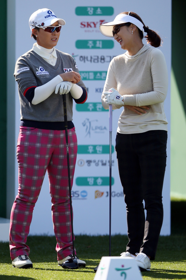 박세리(좌부터/골퍼/KDB산은금융그룹),박지은(골퍼)
Pak Se-ri (left) and Grace Park share a light moment during the first round of the LPGA KEB-HanaBank Championship in Incheon on Friday. Park came out of retirement to play in one final LPGA event.   (Yonhap News)