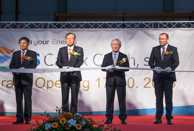 Hyundai Motor Czech CEO Kim Joon-ha (from left), Korean Ambassador to Czech Republic Moon Ha-young, GS Caltex CEO and vice chairman Hur Jin-soo, and Karvina Mayor Tomas Hanzel cut the ribbon at the Korean refiner’s new compounded resin plant in Karvina, Czech Republic, Thursday.   GS Caltex