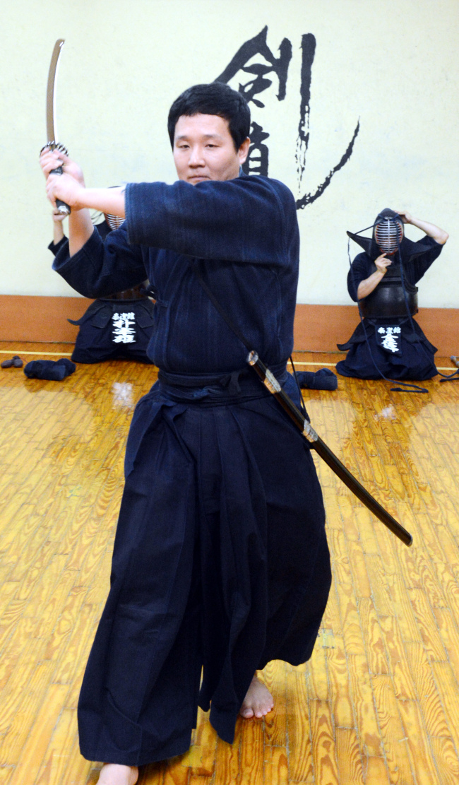 Kim Tae-hyun, head instructor of Taekyeol Kumdogwan, demonstrates
a movement in Joseon Sebeop. Chung Hee-cho/The Korea Herald