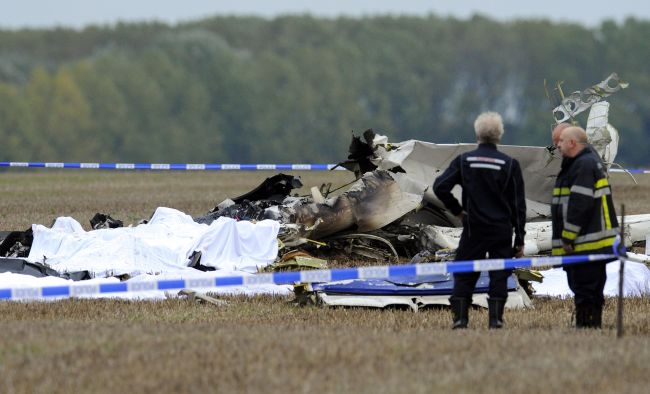 Belgian firefighters investigate debris at a site where a plane carrying 10 parachutists crashed shortly after takeoff near the village of Marchovelette, Belgium, Saturday.   AFP-Yonhap News