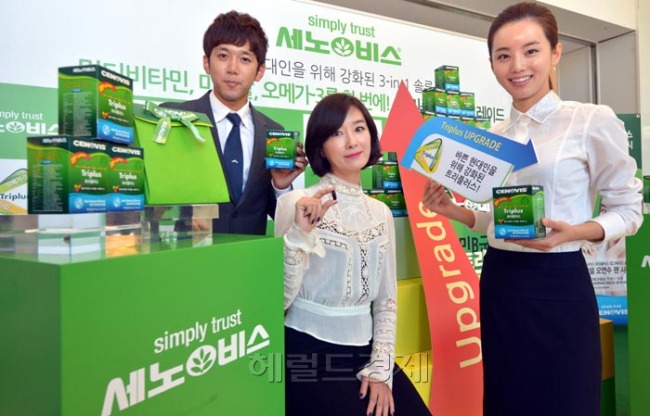오연수(탤런트/영화배우)
호주 건강기능식품 브랜드 세노비스는 20일 서울 신세계백화점 영등포점에서 트리플러스 업그레이드 출시를 기념해 배우 오연수와 함께하는 홍보 행사를 진행하고 있다. ‘트리플 업그레이드’는 멀티비타민, 미네랄, 오메가3를 한 캡슐에 담고 비타민B군 3배강화, 비타민D2배강화 구리와 망간을 추가했다.