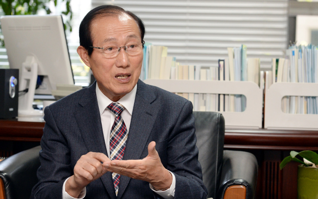 Lee Won-jong, chairman of the Presidential Committee on Regional Development.     Ahn Hoon/The Korea Herald