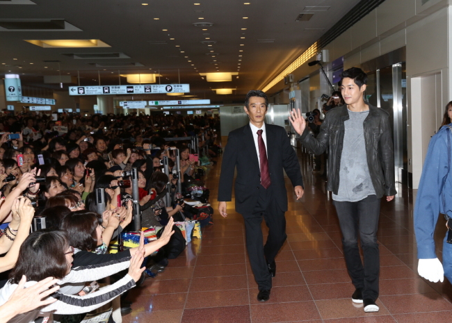 김현중(가수/탤런트/SS501)
한류스타 배용준(41)이 지난 19일 일본 지바 마쿠하리 멧세 국제 전시장서 열린 '한류 10주년 대상'에서 최고상인 대상을 비롯해 2관왕에 올랐다고 소속사 키이스트가 20일 밝혔다.