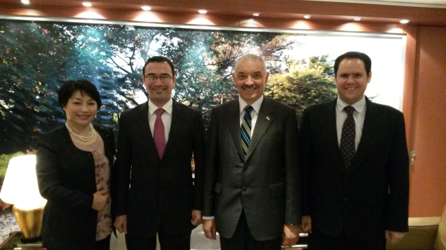 Paraguayan Ambassador to South Korea Ceferino Valdez (second from right) and Paraguay’s director general of strategic communications, Cesar Palacios (second from left), pose for a photo last Monday ahead of the Korea-Latin American Broadband Forum in Seoul.   Philip Iglauer/The Korea Herald
