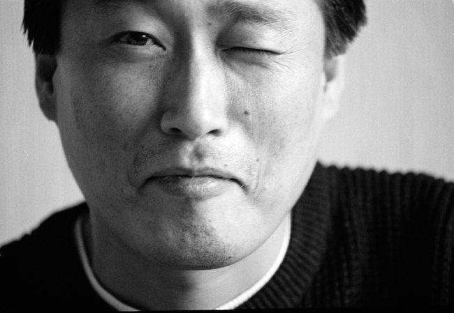 김현식(가수)
고(故) 김현식의 미발표곡이 23년만에 햇빛을 봤다. 21일 김현식 작사 작곡 노래 <그대 빈들에>를 비롯한 21곡의 음원 음반이 동시에 발매됐다.