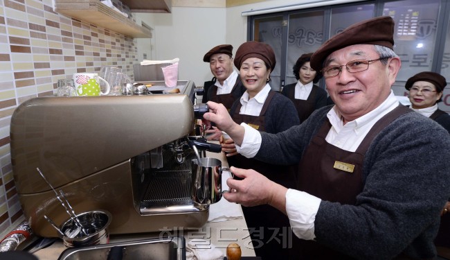 종로구가 8일 오전 구청 본관 1층에 고령자기업 '플러스카페'를 연 가운데 바리스타 정규교육을 받고 자격증을 취득한 7명의 어르신들이 직접 커피를 만들어 합리적인 가격으로 판매하고 있다. 플러스카페는 '서울시 고령자기업 창업지원 사업'에 선정돼 종로노인종합복지관에서 운영하는 고령자 기업이다. 박해묵 기자/mook@heraldcorp.com