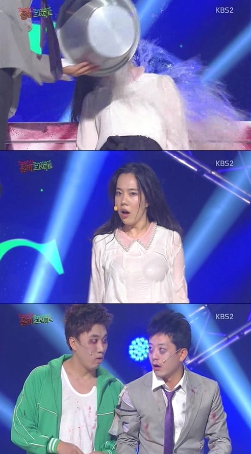 김나희(개그우먼)
개그맨 김나희가 물벼락을 맞고 섹시함을 뽐냈다.