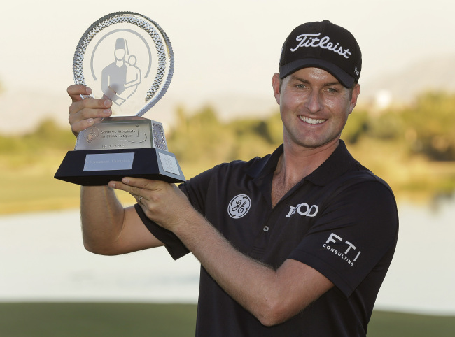웹심슨(WebbSimpsom/골퍼)
Webb Simpson poses with the winner’s trophy.   AP-Yonhap News
