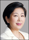 현정은(기업인/현대그룹회장)
현정은<사진> 현대그룹 회장이 21일로 취임 10주년을 맞이했다. 2003년 남편인 정몽헌 전 회장의 갑작스러운 타계로 가정주부에서 기업 총수로 변신하며 한국의 대표 여성CEO로 그룹을 이끌어온지 10년이다. 하지만 그룹 분위기는 조용하다.
