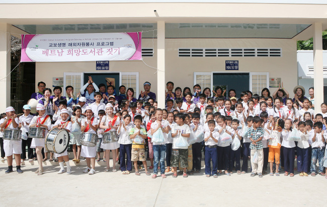 교보생명은 21일 자사 직원과 재무설계사로 구성된 ‘다솜이 봉사단’이 베트남 농촌지역으로 해외자원봉사활동을 떠났다고 밝혔다. 봉사단은 이날부터 4박5일간 교육 및 주거환경 개선에 나설 예정이다. 올해는 빈곤 농가에 야자수, 사탕수수 등의 종묘도 전달한다. [사진제공=교보생명]