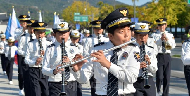 제 68회 경찰의 날인 21일 오전 서울 광화문광장에서 경찰어린이기악대가 경찰의 날 축하 퍼레이드를 하고 있다.<br />이상섭 기자. babtong@heraldcorp.com 2013.10.21
제 68회 경찰의 날인 21일 오전 서울 광화문광장에서 경찰어린이기악대가 경찰의 날 축하 퍼레이드를 하고 있다.
이상섭 기자. babtong@heraldcorp.com 2013.10.21