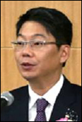 최성원(기업인/광동제약대표이사사장)
2세 경영이 시작된 광동제약이 2020년까지 매출 1조원 달성을 선언했다. 최성원(44ㆍ사진) 광동제약 대표는 최근 창립 50주년 기념식에서 향후 7년 내 매출 1조원과 함께 ‘휴먼헬스케어 브랜드기업’ 육성을 선포했다.