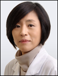 최은경(의사/서울아산병원교수)
최은경 서울아산병원 방사선종양학과 교수가 최근 서울 임페리얼팰리스 호텔에서 열린 제 31차 대한방사선종양학회 정기 학술대회에서 대한방사선종양학회 회장으로 취임하였다. 임기는 2년이다. 최 신임 학회장은 현재 울산대학교 의과대학 교수로 재직 중이며, 원자력안전위원을 역임했다.