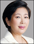 현정은(기업인/현대그룹회장)
현정은<사진> 현대그룹 회장이 21일로 취임 10주년을 맞이했다. 2003년 남편인 정몽헌 전 회장의 갑작스러운 타계로 가정주부에서 기업 총수로 변신하며 한국의 대표 여성CEO로 그룹을 이끌어온지 10년이다. 하지만 그룹 분위기는 조용하다.