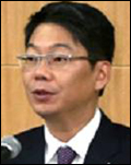 최성원(기업인/광동제약대표이사사장)
2세 경영이 시작된 광동제약이 2020년까지 매출 1조원 달성을 선언했다. 최성원(44ㆍ사진) 광동제약 대표는 최근 창립 50주년 기념식에서 향후 7년 내 매출 1조원과 함께 ‘휴먼헬스케어 브랜드기업’ 육성을 선포했다.