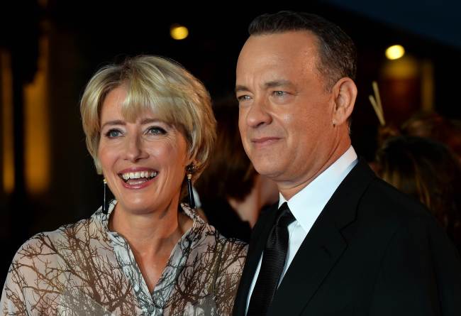 U.S. actor Tom Hanks and British actress Emma Thompson pose for pictures as they arrive for the world premiere of the film “Saving Mr. Banks” in London’s Leicester Square on Sunday.   AFP-Yonhap News