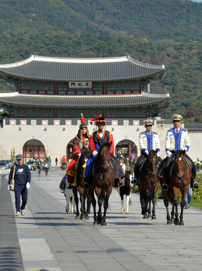 Police officers ride on horses for a parade held at Gwanghwamun to celebrate the 68th Police Day on Monday.   Lee Sang-sub/The Korea Herald
