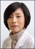 최은경(의사/서울아산병원교수)
최은경 서울아산병원 방사선종양학과 교수가 최근 서울 임페리얼팰리스 호텔에서 열린 제 31차 대한방사선종양학회 정기 학술대회에서 대한방사선종양학회 회장으로 취임하였다. 임기는 2년이다. 최 신임 학회장은 현재 울산대학교 의과대학 교수로 재직 중이며, 원자력안전위원을 역임했다.