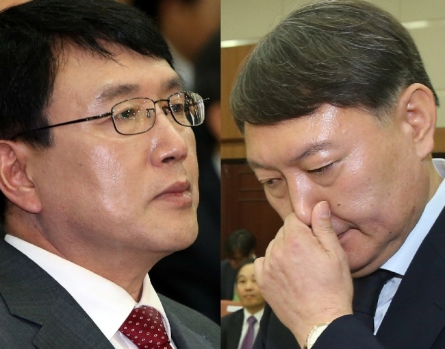 조영곤(좌부터/검사/서울중앙지방검찰청검사장),윤석열(검사/전변호사/수원지방검찰청여주지청지청장)
Seoul Central District Prosecutors’ Office chief Cho Young-gon (left) and Yoon Seok-yeol, chief of the local prosecutors’ office in Yeoju, Gyeonggi Province, attend the parliamentary audit on the prosecutors’ office in Seoul on Monday. (Yonhap News)