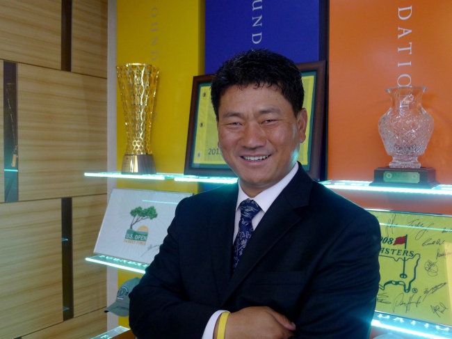 최경주(골퍼)
1997년 11월. 골프월드컵대회에 참가하기 위해 처음 미국 땅을 밟은 전남 완도 ‘촌놈’은 천연잔디에서 공을 찍어 치는 짜릿하고도 충격적인 첫경험을 한다. 한국에 돌아와서 아내에게 선언했다. “미국에 가야겠어. 5년 계획을 세우고 준비할 거야.” 미국프로골프(PGA) 투어에 입성한 건, 그 후 5년의 절반도 채 지나지 않아서다.