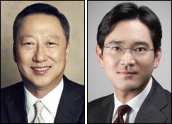 박용만(좌부터/기업인/두산그룹회장),이재용(기업인/삼성전자부회장)
경영자로서의 경영 성적표 대결은 아니다. 오는 24일부터 개막되는 가을시즌의 꽃, 한국시리즈에서의 예고된 장외 응원전 대결이다. 둘다 재계에선 알아주는 야구 마니아. 이들은 한국시리즈 승패의 바로미터인 1,2차전 중 하나, 4,5차전 또는 7차전에서 관중석을 지키며 불꽃튀는 응원전을 펼칠 것으로 보인다.