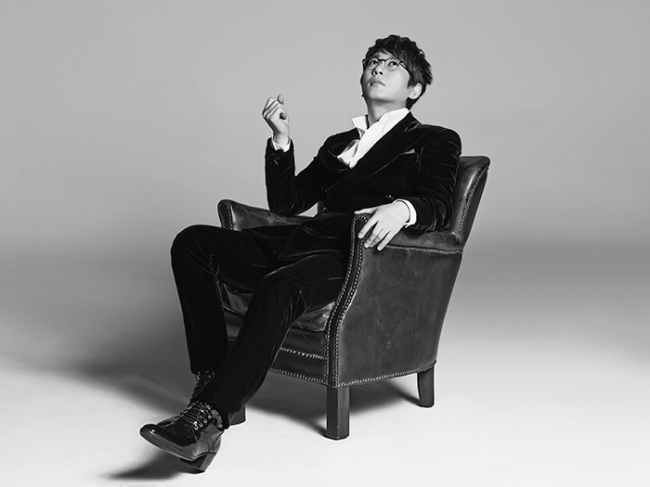 신승훈(가수)
신승훈이 4년 만에 새 앨범을 23일 발표한다. 미니앨범이지만 9곡을 담았다. 그 중 5곡은 신곡이다. 최근 음향 상태가 좋은 서울 강남의 한 바에서 열린 음감회에서 그 노래들을 들어봤다.