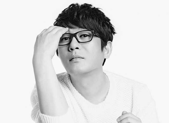 신승훈(가수)
신승훈이 4년 만에 새 앨범을 23일 발표한다. 미니앨범이지만 9곡을 담았다. 그 중 5곡은 신곡이다. 최근 음향 상태가 좋은 서울 강남의 한 바에서 열린 음감회에서 그 노래들을 들어봤다.