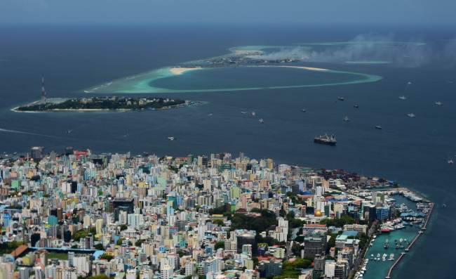 Smoke billows from Thilafushi Island near Male, the capital of the Maldives.   AFP-Yonhap News