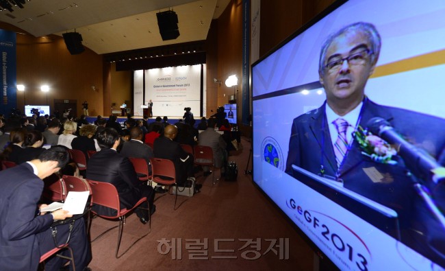 22일 오전 경기도 일산 킨텍스에서 제2회 전자정부 글로벌 포럼 개회식이 열리고 있다. 이번에 열린 전자정부 글로벌포럼은 우리나라가 UN 전자정부 평가에서 2회 연속 1위를 한 것을 계기로 국제협력 요구가 증가하고, 이를 기업의 수출 확대로 이어져야 한다는 판단에 따라 안전행정부가 UN과 공동으로 22~23일 양일간 마련했다. 고양=박해묵 기자/mook@heradlcorp.com
22일 오전 경기도 일산 킨텍스에서 제2회 전자정부 글로벌 포럼 개회식이 열리고 있다. 이번에 열린 전자정부 글로벌포럼은 우리나라가 UN 전자정부 평가에서 2회 연속 1위를 한 것을 계기로 국제협력 요구가 증가하고, 이를 기업의 수출 확대로 이어져야 한다는 판단에 따라 안전행정부가 UN과 공동으로 22~23일 양일간 마련했다. 고양=박해묵 기자/mook@heradlcorp.com
‘전자정부 글로벌 포럼’개막
