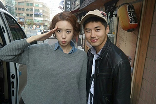 이다희(좌부터/탤런트/영화배우),강성용(탤런트)
배우 이다희가 휴가 나온 동생과 함께 찍은 인증샷을 공개했다.