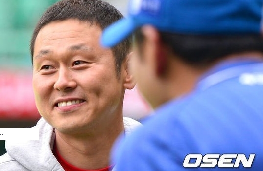 박경완(야구감독/전야구선수/SK와이번스2군감독)
박경완은 최근 구단과의 면담을 통해 23년간의 프로야구 선수 생활을 마감하고 은퇴를 최종 결정했다. SK는 박경완을 내년부터 2군 감독으로 선임했다.