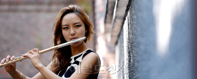 플루티스트 최나경 인터뷰./안훈기자 rosedale@ 2013.10.21
플루티스트 최나경 인터뷰./안훈기자 rosedale@ 2013.10.21
플루티스트 최나경 인터뷰./안훈기자 rosedale@ 2013.10.21