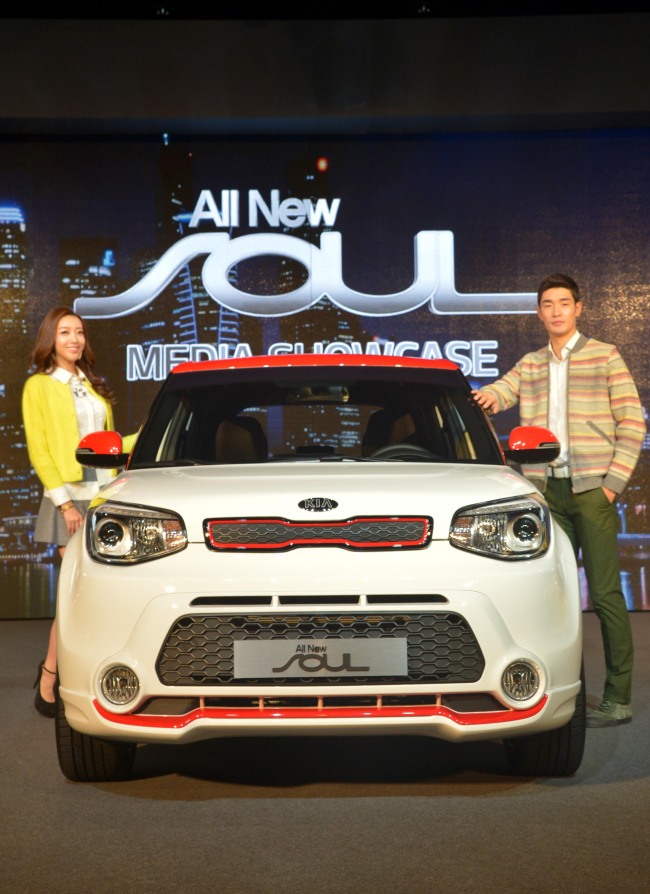 Models pose with the redesigned 2014 Kia Soul at a ceremony in Seoul on Tuesday.   Kim Myung-sub/The Korea Herald