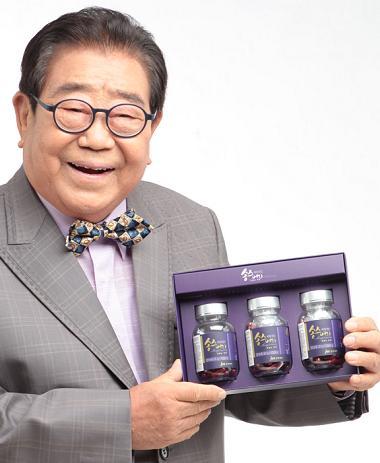 송해(송복희/MC/개그맨)
JW중외제약(대표 이경하)은 영국산 비타민C와 다량의 식물성 성분을 포함한 건강기능식품 ‘송스베라’<사진>를 출시했다고 22일 밝혔다.