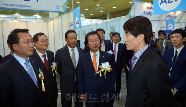 2013 코스닥 상장기업 취업박람회가 21일 서울 삼성동 코엑스에서 개막돼 방하남고용노동부장과 이영만 헤럴드 사장이 채용 부스를 둘러보고 있다.<br />김명섭 기자 msiron@heraldcorp.com
2013 코스닥 상장기업 취업박람회가 21일 서울 삼성동 코엑스에서 개막돼 방하남고용노동부장과 이영만 헤럴드 사장이 채용 부스를 둘러보고 있다.
김명섭 기자 msiron@heraldcorp.com
