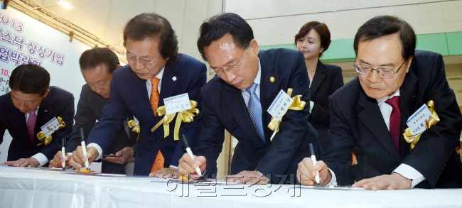 2013 코스닥 상장기업 취업박람회가 21일 서울 삼성동 코엑스에서 개막돼 방하남 고용노동부 장관과 이영만 헤럴드 사장이 구직자들에게 응원의 메세지를 적고 있다.<br />김명섭 기자 msiron@heraldcorp.com
2013 코스닥 상장기업 취업박람회가 21일 서울 삼성동 코엑스에서 개막돼 방하남 고용노동부 장관과 이영만 헤럴드 사장이 구직자들에게 응원의 메세지를 적고 있다.
김명섭 기자 msiron@heraldcorp.com