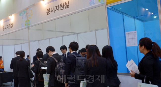 2013 코스닥 상장기업 취업박람회가 21일 서울 삼성동 코엑스에서 개막돼 구직자들이 이력서 출력을 준비하고 있다.<br />김명섭 기자 msiron@heraldcorp.com
2013 코스닥 상장기업 취업박람회가 21일 서울 삼성동 코엑스에서 개막돼 구직자들이 이력서 출력을 준비하고 있다.
김명섭 기자 msiron@heraldcorp.com