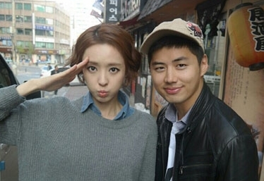 이다희(좌부터/탤런트/영화배우),강성용(탤런트)
배우 이다희가 휴가 나온 동생과 함께 찍은 인증샷을 공개했다.