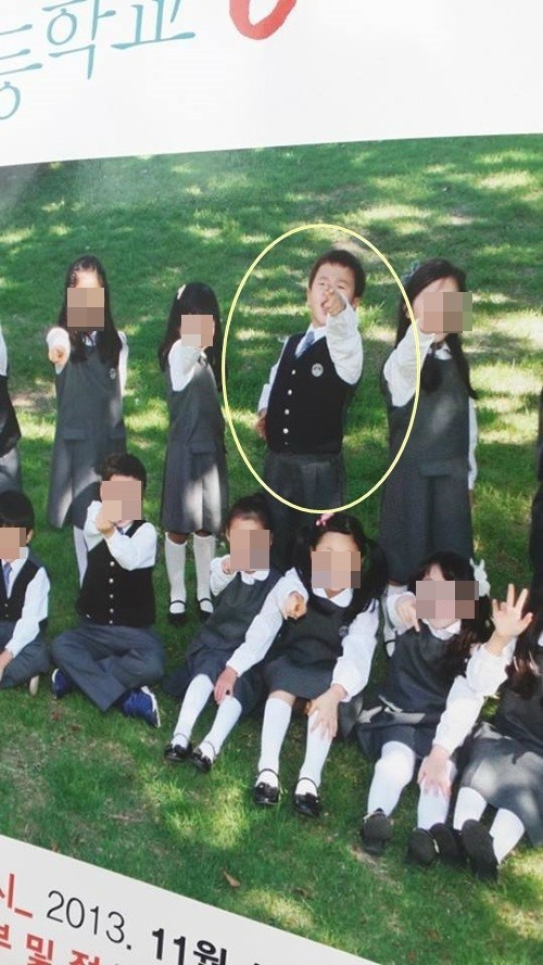 윤후(화제인물)
가수 윤민수의 아들 윤후의 교복 사진’이 공개돼 화제를 모으고 있다 .