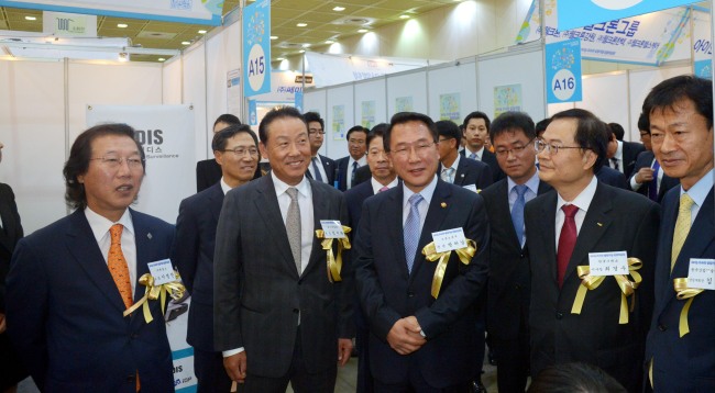 The Herald Business, a sister newspaper of The Korea Herald, and the KOSDAQ Listed Companies Association hosted the 2013 job fair for listed tech companies at Coex in Seoul on Monday and Tuesday. Herald Corp. CEO and publisher Lee Young-man (left) and other major participants look around the career expo Monday. From left are Lee, KOSDAQ Listed Companies Association chairman Chung Ji-wan, Minister of Employment and Labor Phang Ha-nam, Korea Exchange chairman and CEO Choi Kyoung-soo and Korea Industrial Technology Association executive deputy chairman Kim Iee-hwan.   Kim Myung-sub/The Korea Herald