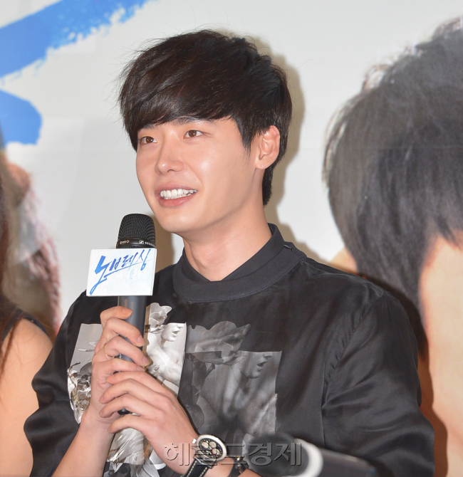 이종석(모델/탤런트)
배우 이종석이 22일(화) 서울 왕십리 CGV에서 열린 영화 <노브레싱(NOBREATHING)>(감독 조용선) 언론시사회에 참석해 질의응답 시간을 갖고 있다.