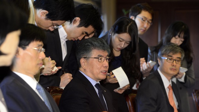 김중수(금융인/전대학총장/한국은행총재)
김중수 한국은행 총재는 23일 미국의 양적완화 축소가 이번달에는 어려울 것이라는 예상이 시장에서 확산되고 있다고 말했다.