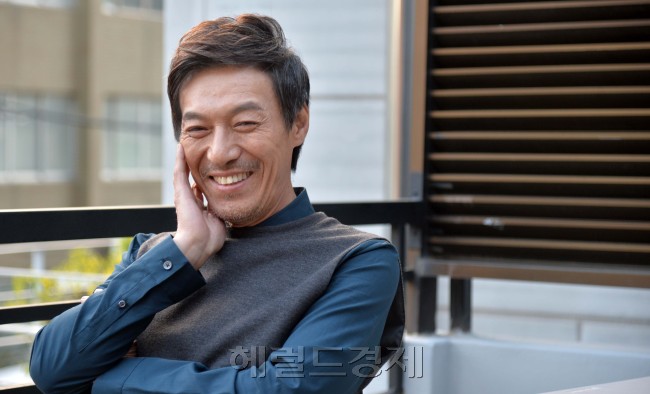 배우 김갑수 인터뷰.<br />이상섭 기자. babtong@heraldcorp.com 2013.10.22
배우 김갑수 인터뷰.
이상섭 기자. babtong@heraldcorp.com 2013.10.22
영화 ‘공범’에서 딸에게 살해범일지 모른다는 의심을 받는 아버지로 출연한 김갑수. “배우는 연기할 때 빛나야 한다”는 스승의 말을 새기고 있다는 그는, 작품 바깥에선 유쾌한 대화와 사람 좋은 웃음이 떠나지 않는 사람이다.