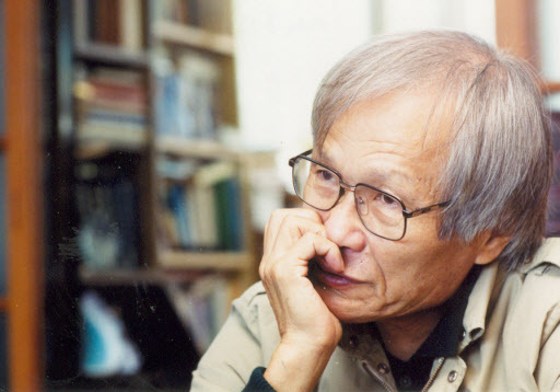 김열규(전교수)
22일 혈액암으로 타계한 한국학 분야의 석학 김열규(81·사진) 서강대 명예교수는 한국인의 삶과 정신의 질료를 찾아내는 데 평생 몰두했지만 자연인으로서의 그의 삶은 노년에 이르러 활짝 꽃을 피웠다.